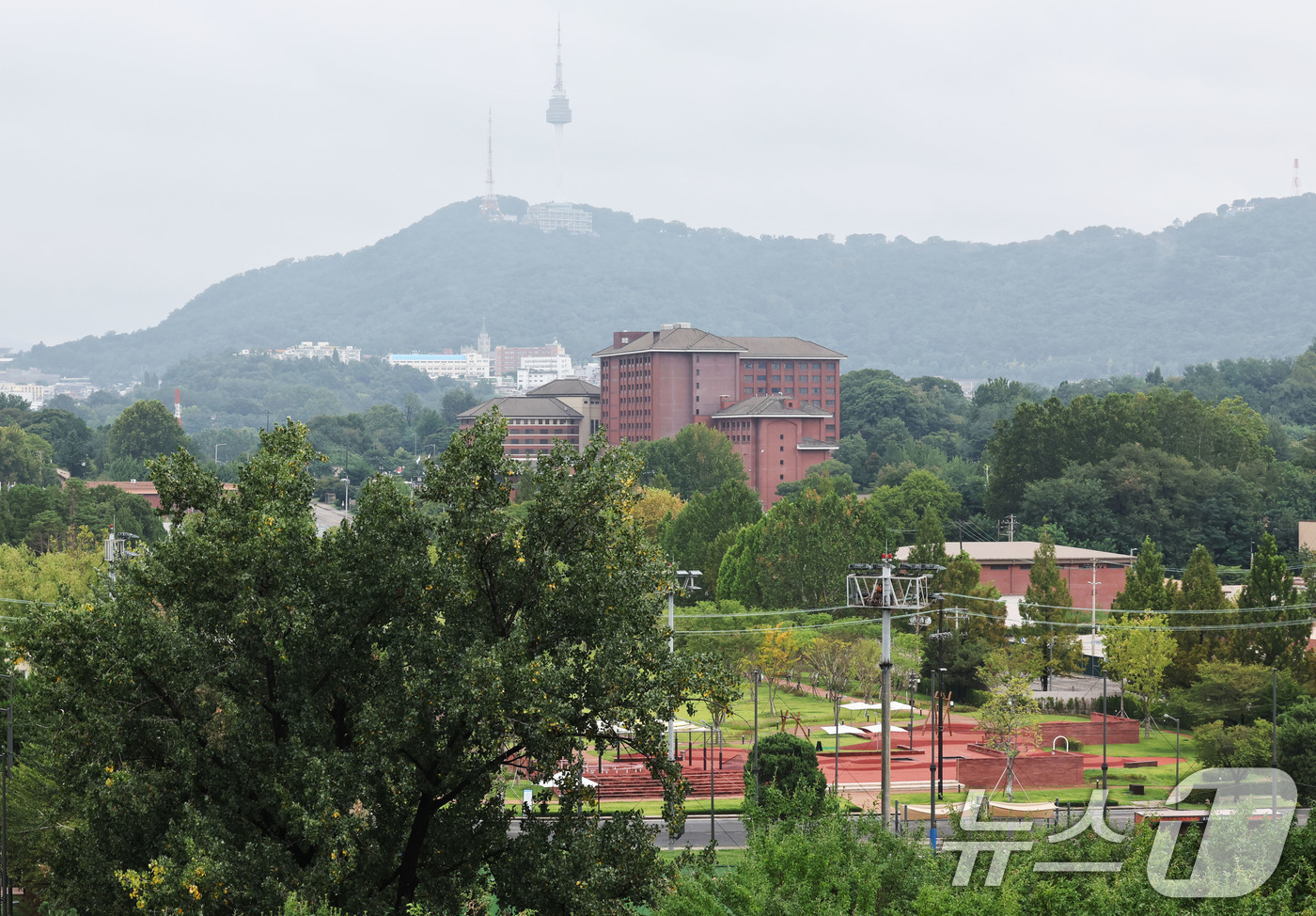 (서울=뉴스1) 이종수 기자 = 정부가 용산공원을 주택 공급 후보지로 검토하기로 하면서 서울시와 용산구가 잇따라 반대 입장을 내놨다. 김윤덕 국토교통부 장관은 지난 14일 용산어린 …