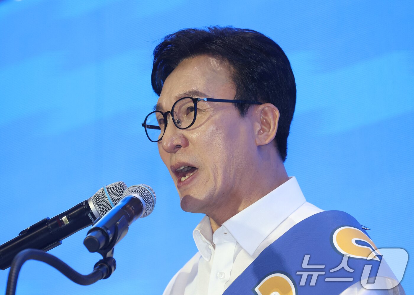 본문 이미지 - 김민석 더불어민주당 당대표 후보가 16일 경기 수원시 장안구 수원종합운동장에서 열린 더불어민주당 당대표·최고위원 선출을 위한 경기 지역 순회경선 합동연설회에서 지지를 호소하고 있다. 2026.8.16 ⓒ 뉴스1 김영운 기자