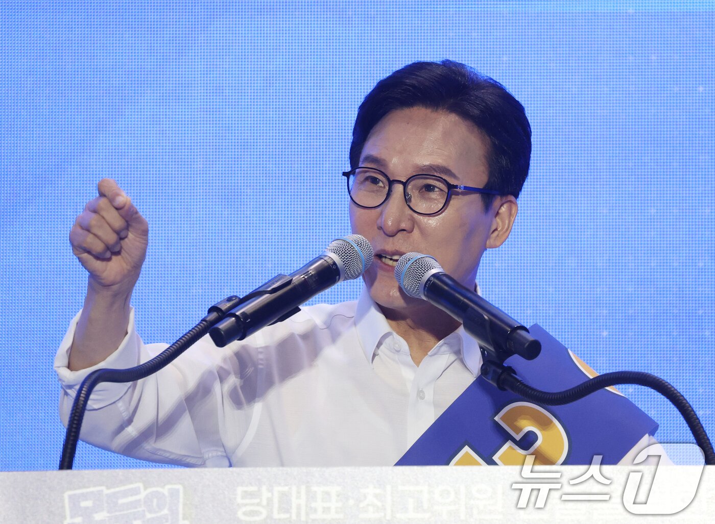 본문 이미지 - 김민석 더불어민주당 당대표 후보가 16일 경기 수원시 장안구 수원종합운동장에서 열린 더불어민주당 당대표·최고위원 선출을 위한 경기 지역 순회경선 합동연설회에서 지지를 호소하고 있다. 2026.8.16 ⓒ 뉴스1 김영운 기자