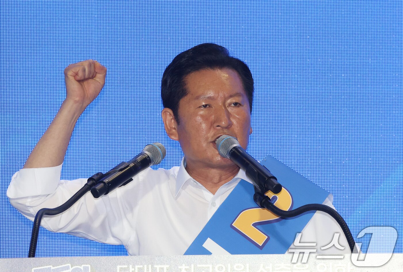 본문 이미지 - 정청래 더불어민주당 당대표 후보가 16일 경기 수원시 장안구 수원종합운동장에서 열린 더불어민주당 당대표·최고위원 선출을 위한 경기 지역 순회경선 합동연설회에서 지지를 호소하고 있다. 2026.8.16 ⓒ 뉴스1 김영운 기자