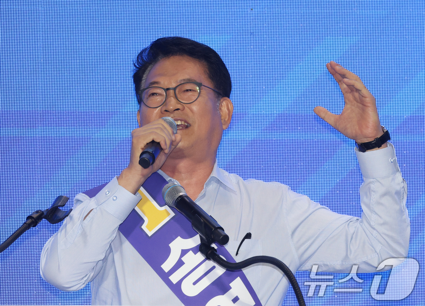 (수원=뉴스1) 김영운 기자 = 송영길 더불어민주당 당대표 후보가 16일 경기 수원시 장안구 수원종합운동장에서 열린 더불어민주당 당대표·최고위원 선출을 위한 경기 지역 순회경선 합 …