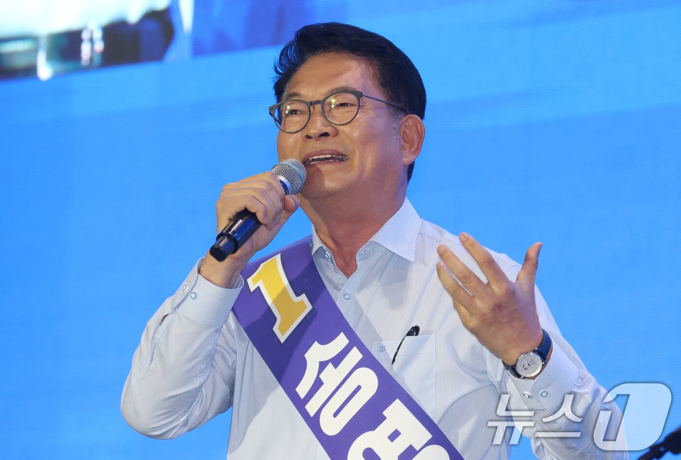 본문 이미지 - 송영길 더불어민주당 당대표 후보가 16일 경기 수원시 장안구 수원종합운동장에서 열린 더불어민주당 당대표·최고위원 선출을 위한 경기 지역 순회경선 합동연설회에서 지지를 호소하고 있다. 2026.8.16 ⓒ 뉴스1 김영운 기자