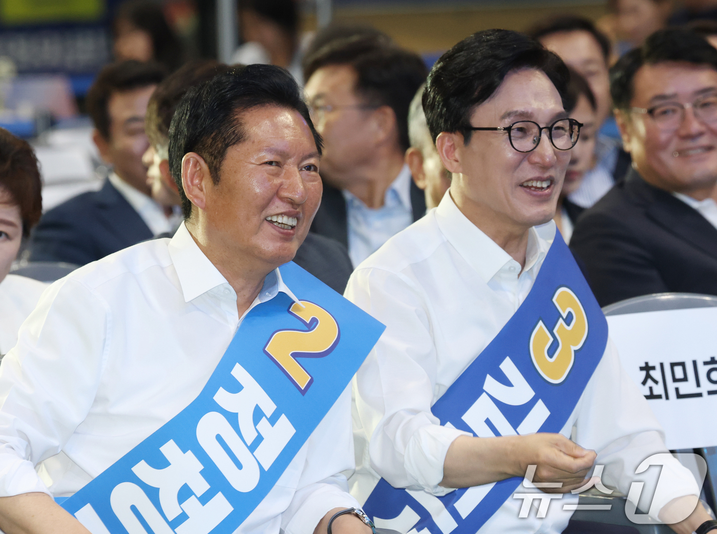 (수원=뉴스1) 김영운 기자 = 정청래(왼쪽), 김민석 더불어민주당 당대표 후보가 16일 경기 수원시 장안구 수원종합운동장에서 열린 더불어민주당 당대표·최고위원 선출을 위한 경기 …