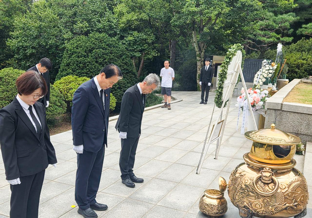 권오을 보훈장관, 최규하 전 대통령 추도식 참석…26일 박정희 묘소 참배