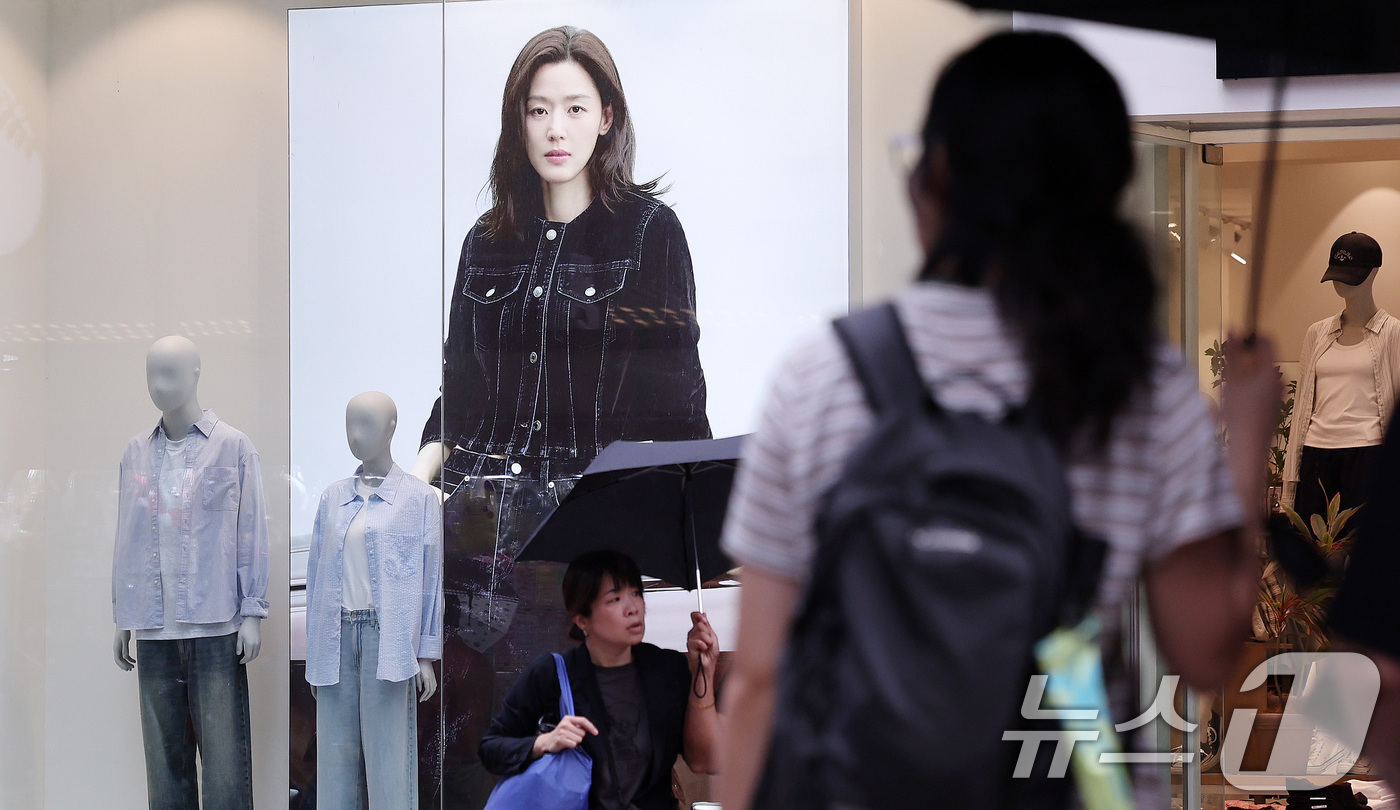 (서울=뉴스1) 박지혜 기자 = 절기상 입추가 지나며 무더위가 한풀 꺾인 16일 서울 중구 명동거리의 한 의류매장 쇼윈도에 가을옷이 진열돼 있다. 2026.8.16/뉴스1