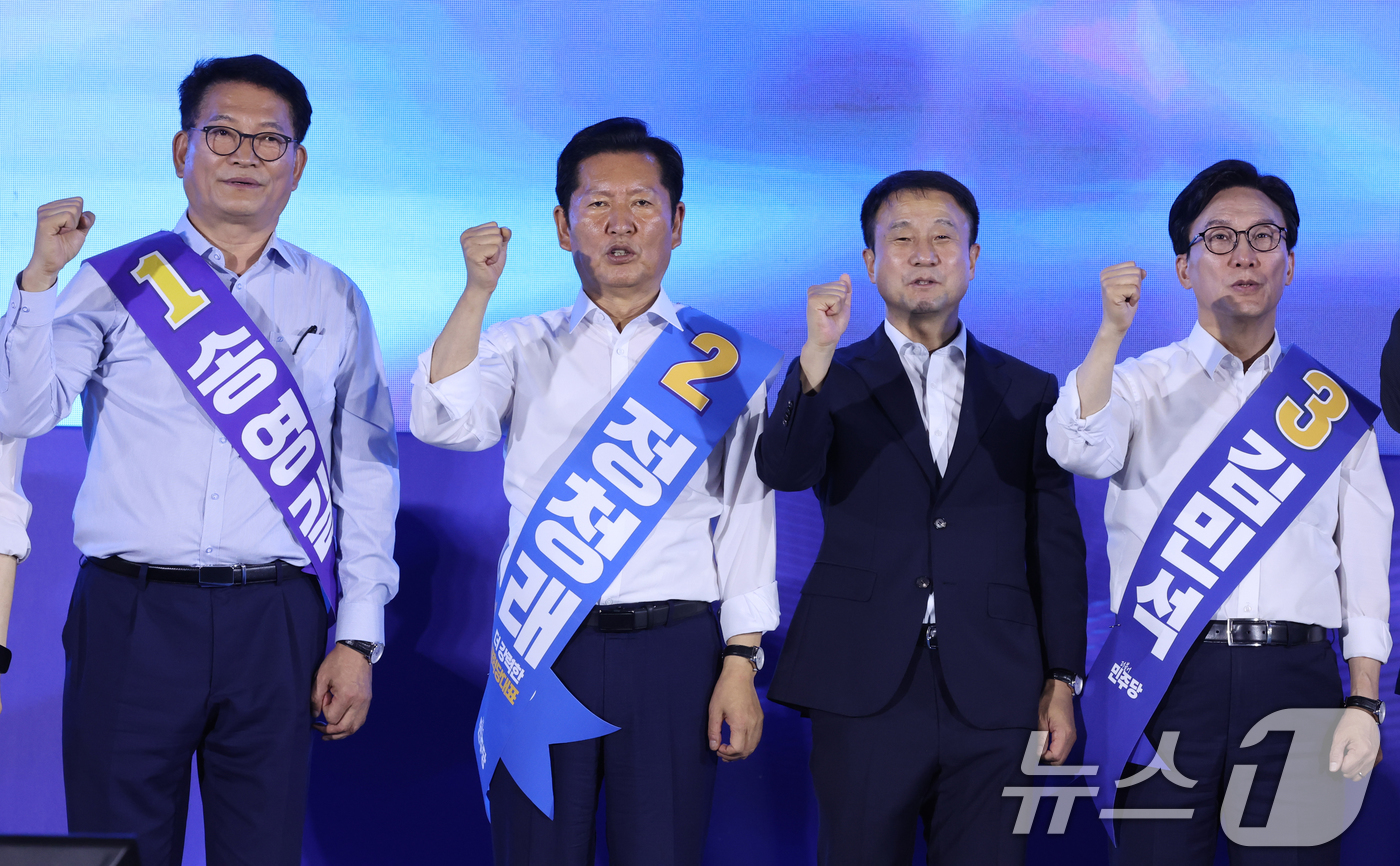 (고양=뉴스1) 신웅수 기자 = 송영길(왼쪽부터), 정청래 더불어민주당 당대표 후보와 한병도 당대표 직무대행 겸 원내대표, 김민석 당대표 후보가 16일 경기 고양시 킨텍스에서 열린 …