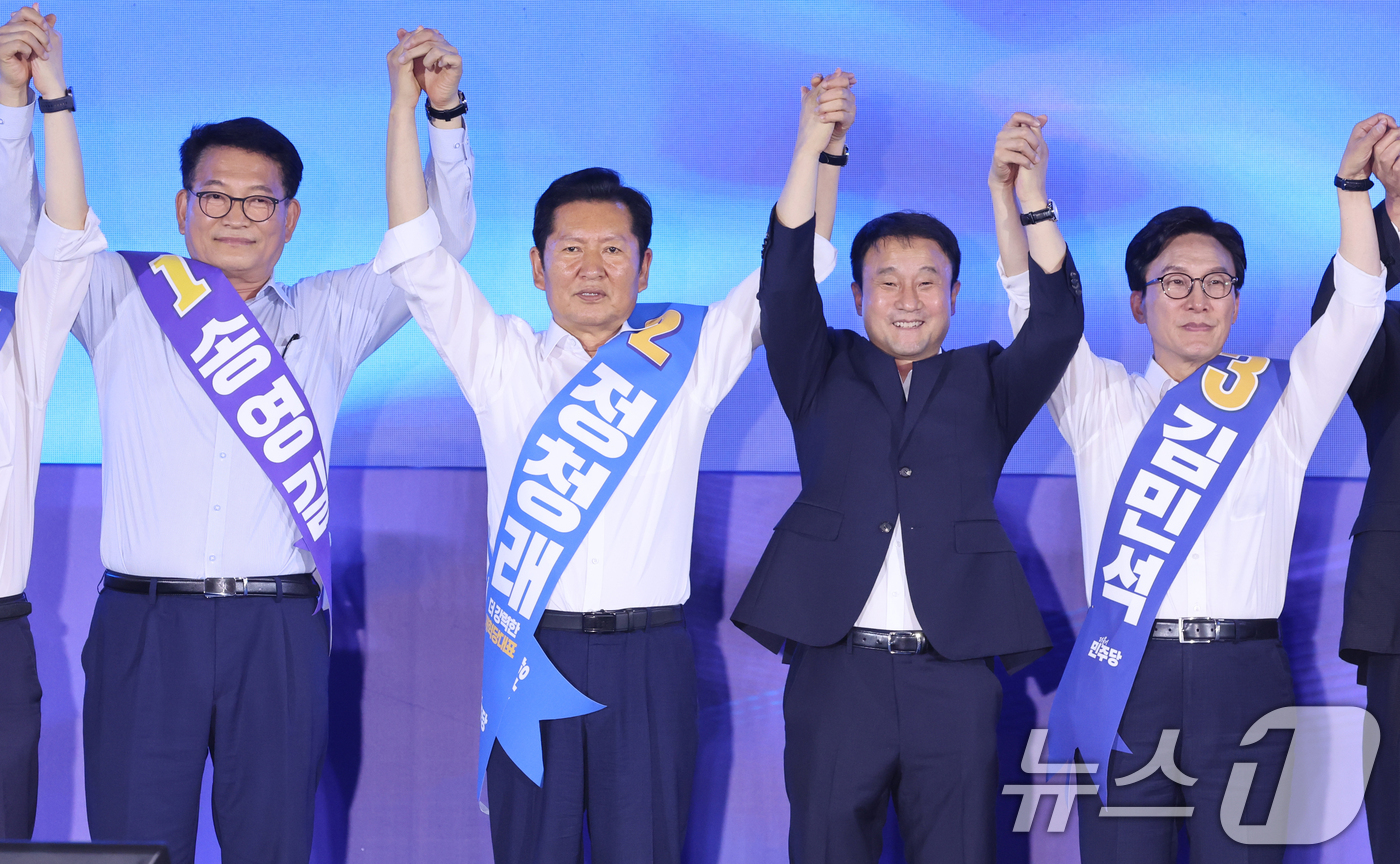 (고양=뉴스1) 신웅수 기자 = 송영길(왼쪽부터), 정청래 더불어민주당 당대표 후보와 한병도 당대표 직무대행 겸 원내대표, 김민석 당대표 후보가 16일 경기 고양시 킨텍스에서 열린 …
