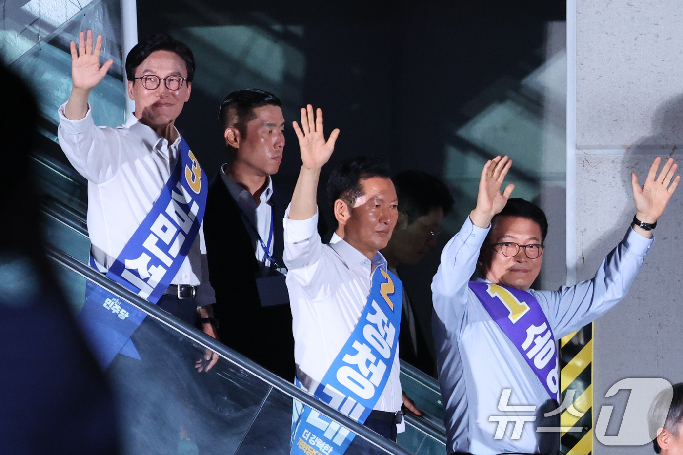 (고양=뉴스1) 신웅수 기자 = 김민석(왼쪽부터), 정청래, 송영길 더불어민주당 당대표 후보가 16일 경기 고양시 킨텍스에서 열린 더불어민주당 당대표·최고위원 선출을 위한 서울 지 …