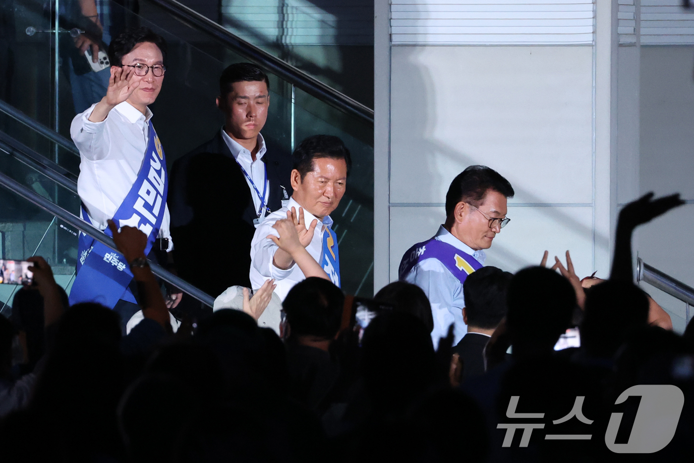 (고양=뉴스1) 신웅수 기자 = 김민석(왼쪽부터), 정청래, 송영길 더불어민주당 당대표 후보가 16일 경기 고양시 킨텍스에서 열린 더불어민주당 당대표·최고위원 선출을 위한 서울 지 …