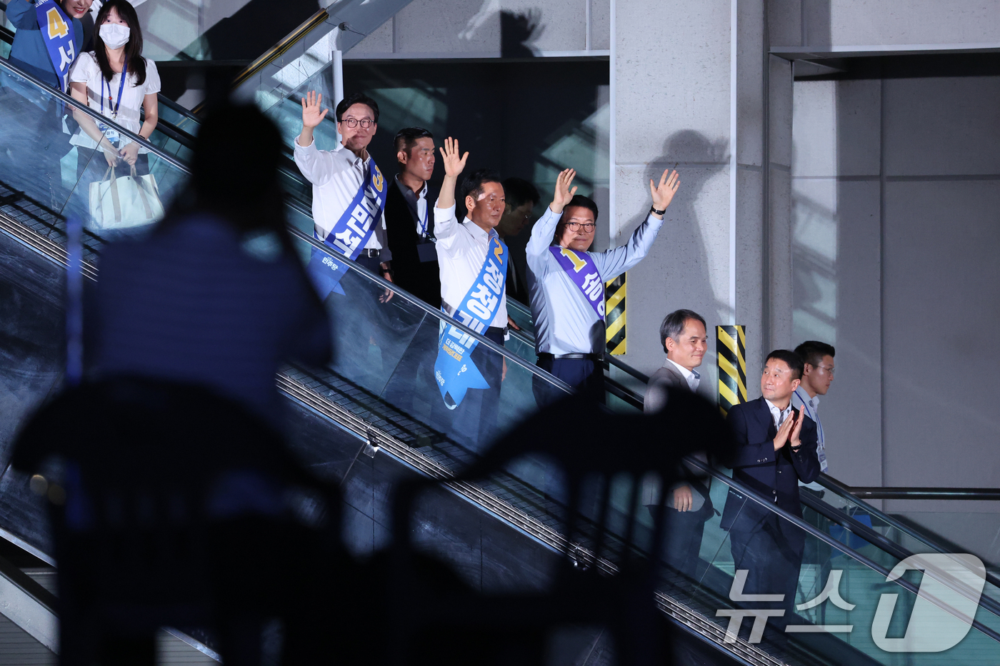 (고양=뉴스1) 신웅수 기자 = 김민석(왼쪽부터), 정청래, 송영길 더불어민주당 당대표 후보가 16일 경기 고양시 킨텍스에서 열린 더불어민주당 당대표·최고위원 선출을 위한 서울 지 …