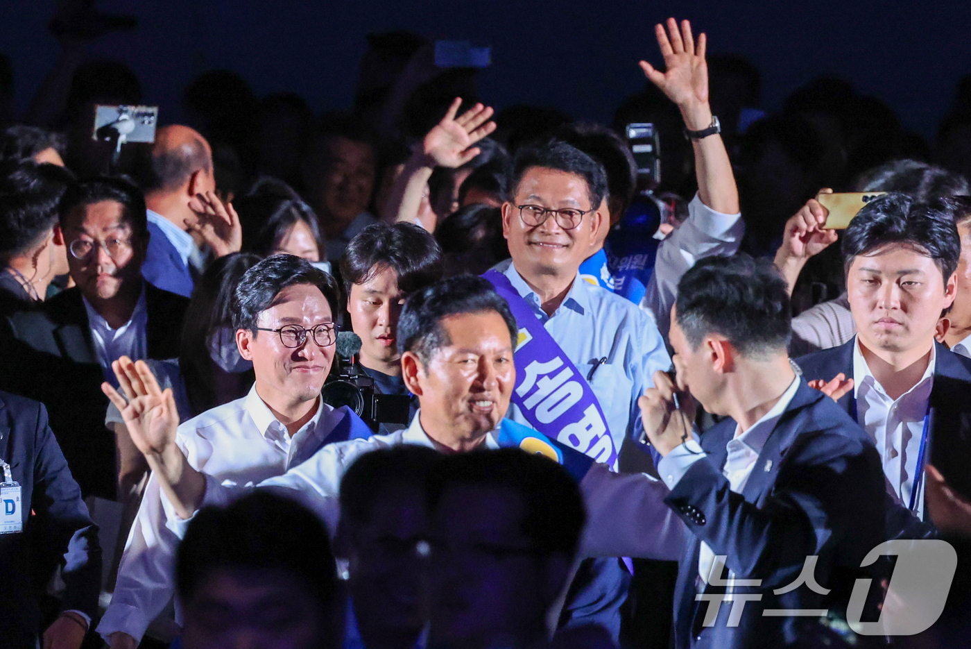 (고양=뉴스1) 신웅수 기자 = 김민석, 정청래, 송영길 더불어민주당 당대표 후보가 16일 경기 고양시 킨텍스에서 열린 더불어민주당 당대표·최고위원 선출을 위한 서울 지역 순회경선 …