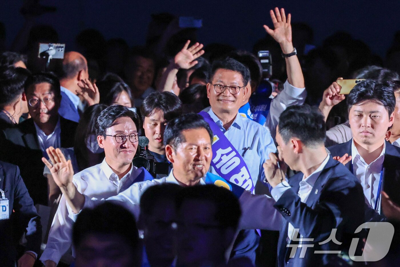 본문 이미지 - 김민석, 정청래, 송영길 더불어민주당 당대표 후보가 16일 경기 고양시 킨텍스에서 열린 더불어민주당 당대표·최고위원 선출을 위한 서울 지역 순회경선 합동연설회에 입장하고 있다. 2026.8.16 ⓒ 뉴스1 신웅수 기자