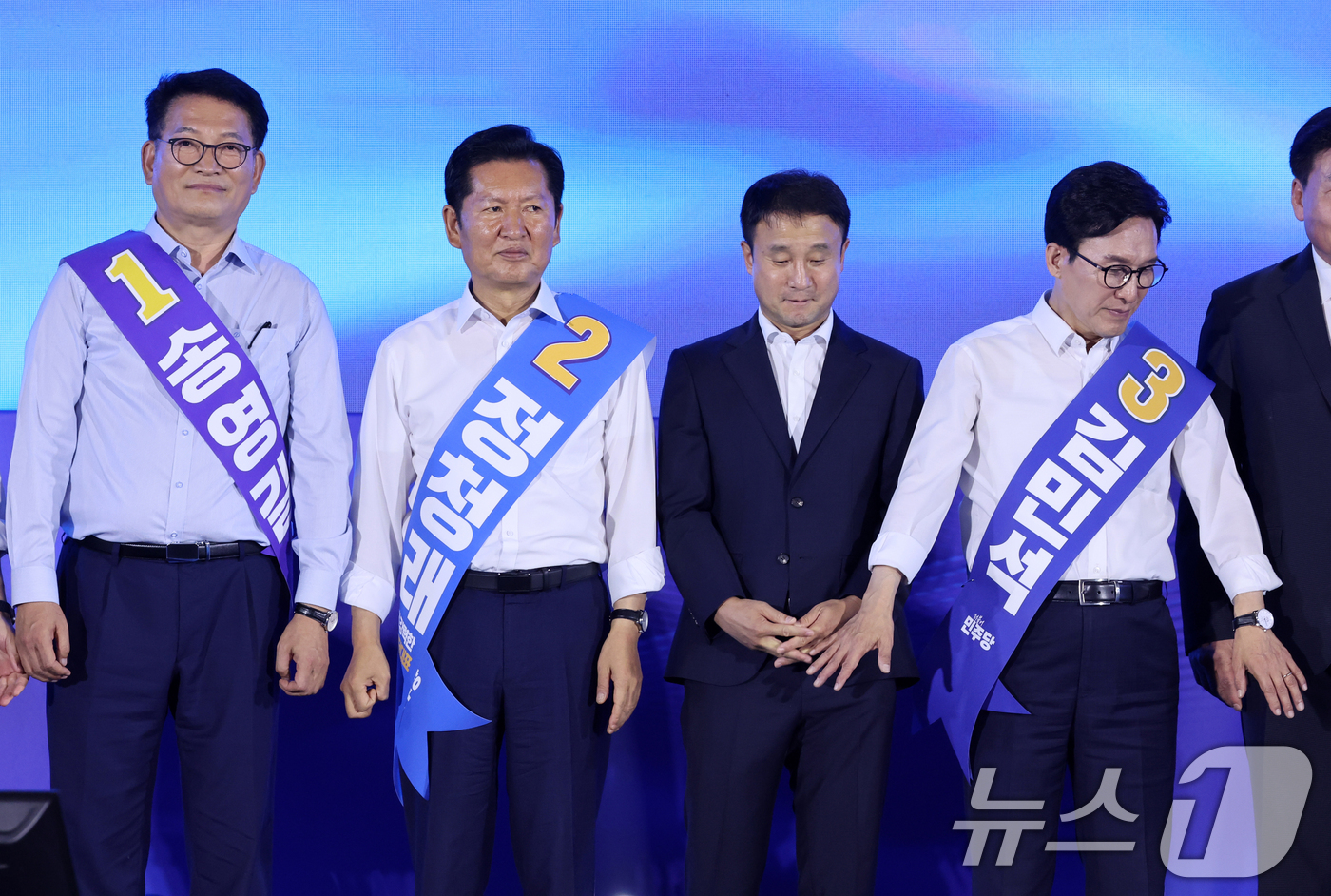(고양=뉴스1) 신웅수 기자 = 송영길(왼쪽부터), 정청래 더불어민주당 당대표 후보와 한병도 당대표 직무대행 겸 원내대표, 김민석 당대표 후보가 16일 경기 고양시 킨텍스에서 열린 …