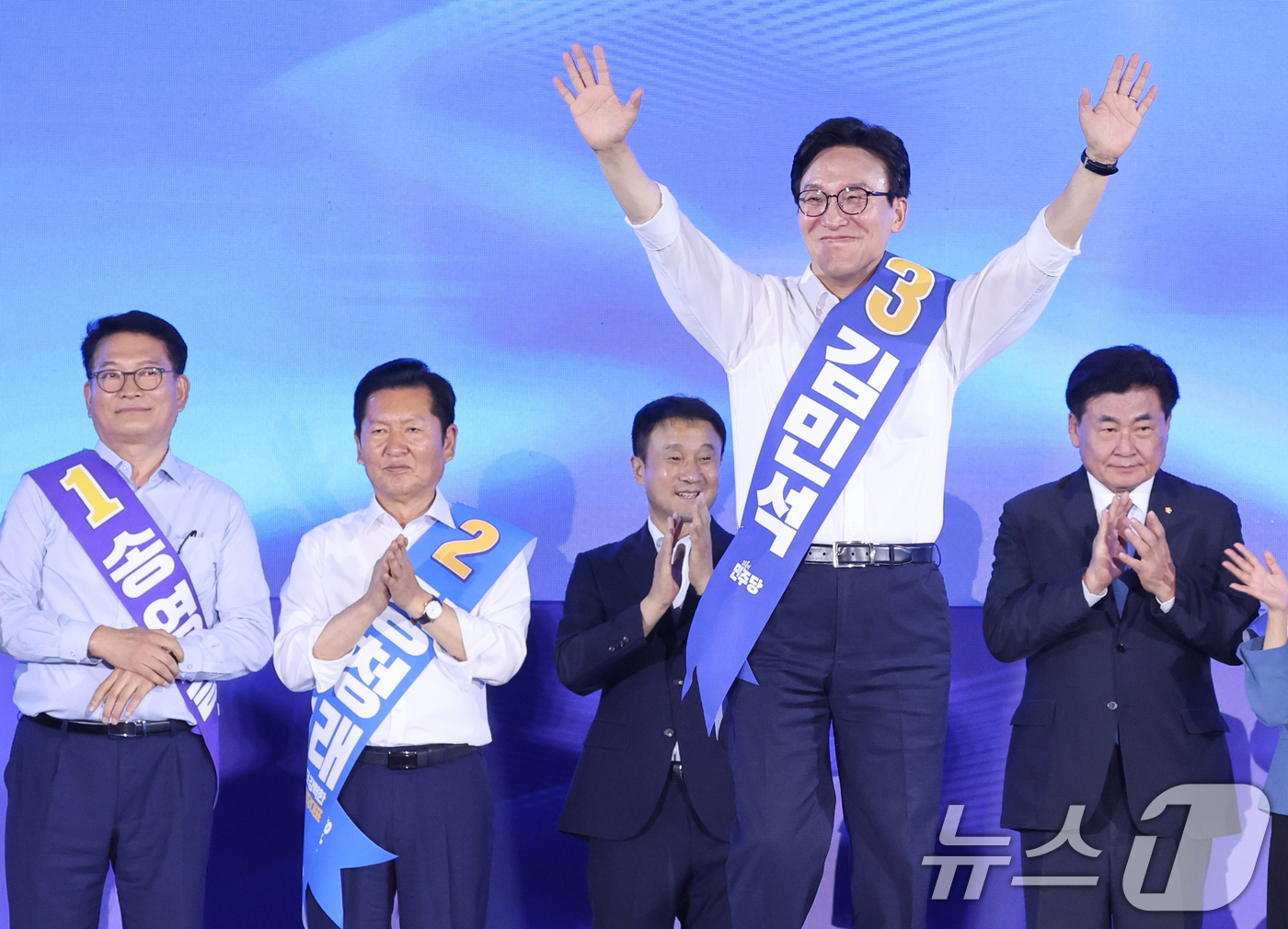 (고양=뉴스1) 신웅수 기자 = 김민석 더불어민주당 당대표 후보가 16일 경기 고양시 킨텍스에서 열린 더불어민주당 당대표·최고위원 선출을 위한 서울 지역 순회경선 합동연설회에서 인 …