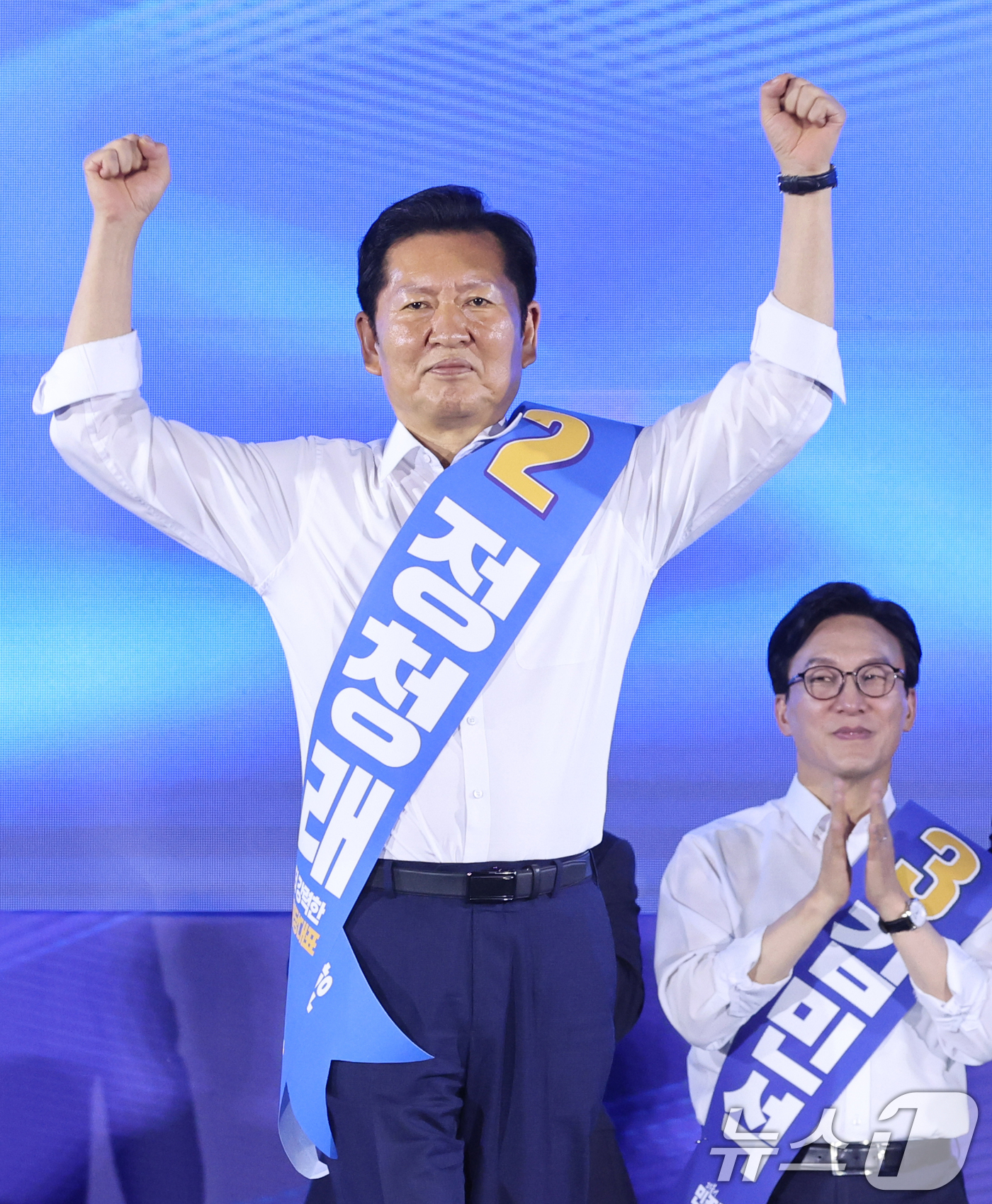 (고양=뉴스1) 신웅수 기자 = 정청래 더불어민주당 당대표 후보가 16일 경기 고양시 킨텍스에서 열린 더불어민주당 당대표·최고위원 선출을 위한 서울 지역 순회경선 합동연설회에서 인 …