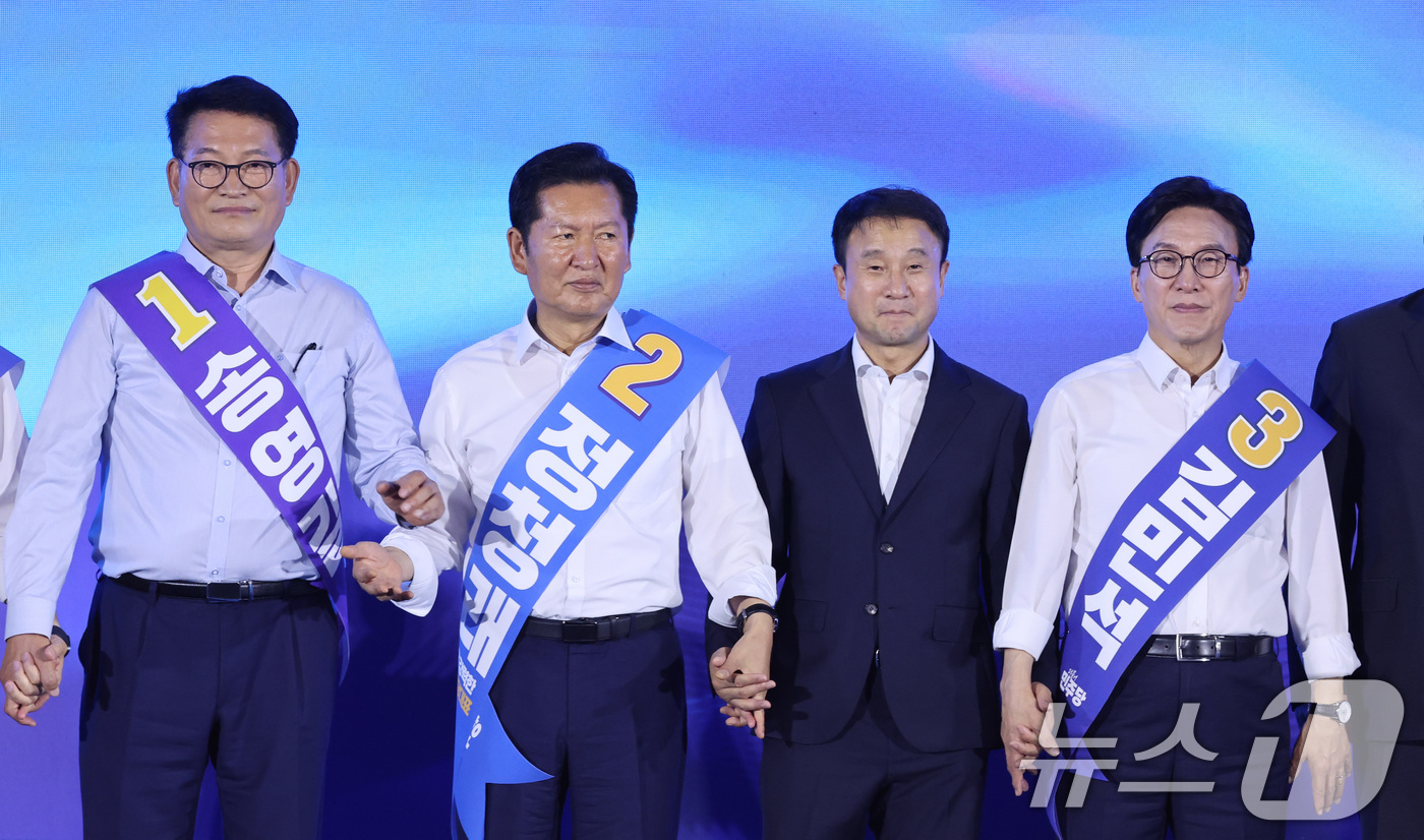 (고양=뉴스1) 신웅수 기자 = 한병도 더불어민주당 당대표 직무대행 겸 원내대표가 16일 경기 고양시 킨텍스에서 열린 더불어민주당 당대표·최고위원 선출을 위한 서울 지역 순회경선 …