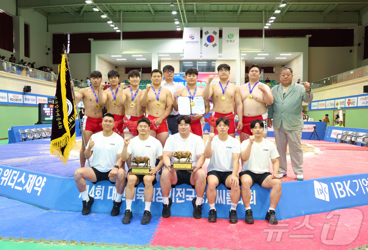 (인제=뉴스1) = 16일 강원 인제군 원통체육관에서 열린 ‘제4회 대한체육회장기전국장사씨름대회' 남자일반부 단체전 우승을 차지한 태안군청(충청남도) 곽현동 감독과 선수들이 기념 …