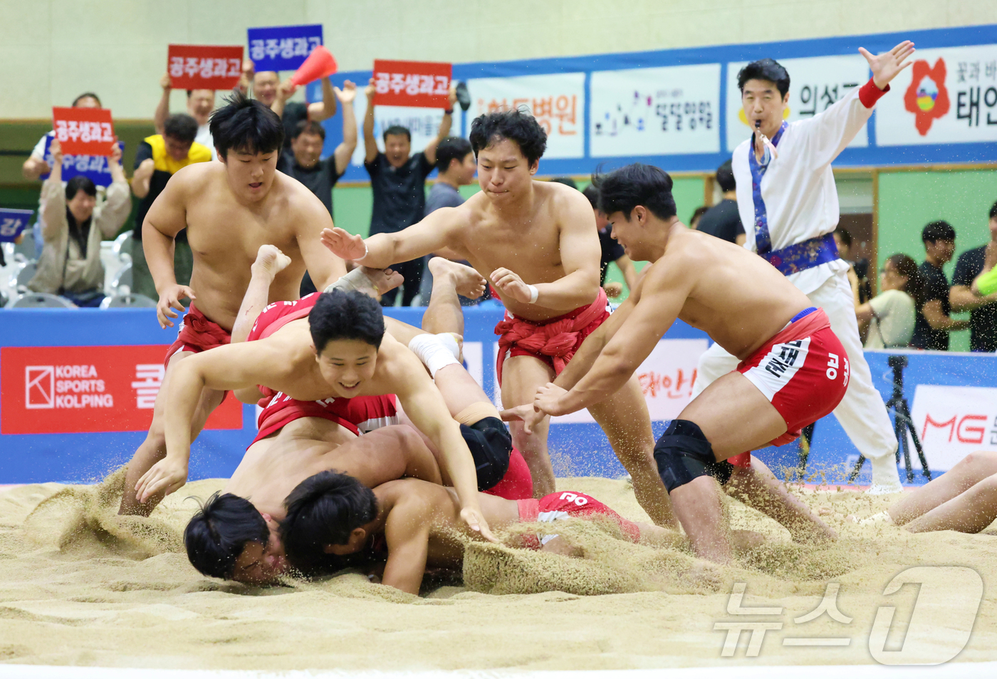 (인제=뉴스1) = 16일 강원 인제군 원통체육관에서 열린 ‘제4회 대한체육회장기전국장사씨름대회' 고등학교부 단체전에서 공주생명과학고등학교(충청남도)가 우승을 확정짓자 기뻐하고 있 …