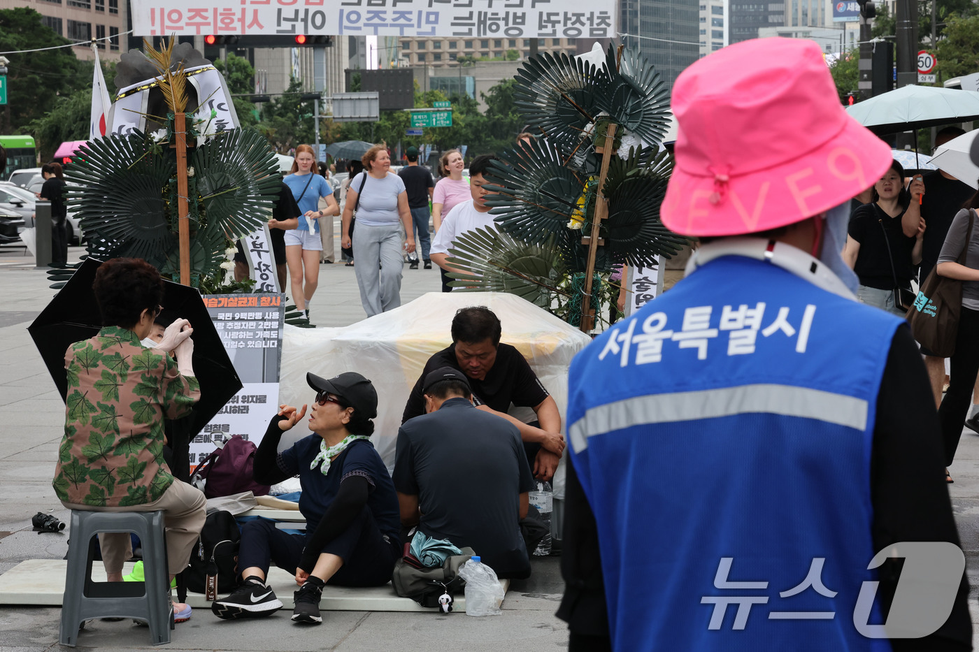 (서울=뉴스1) 이광호 기자 = 전국가습기살균제참사피해자연대가 16일 서울 광화문광장에서 고(故) 서영철 전국가습기살균제참사피해자연대 대표의 빈소 마련을 위해 천막 설치를 시도하며 …