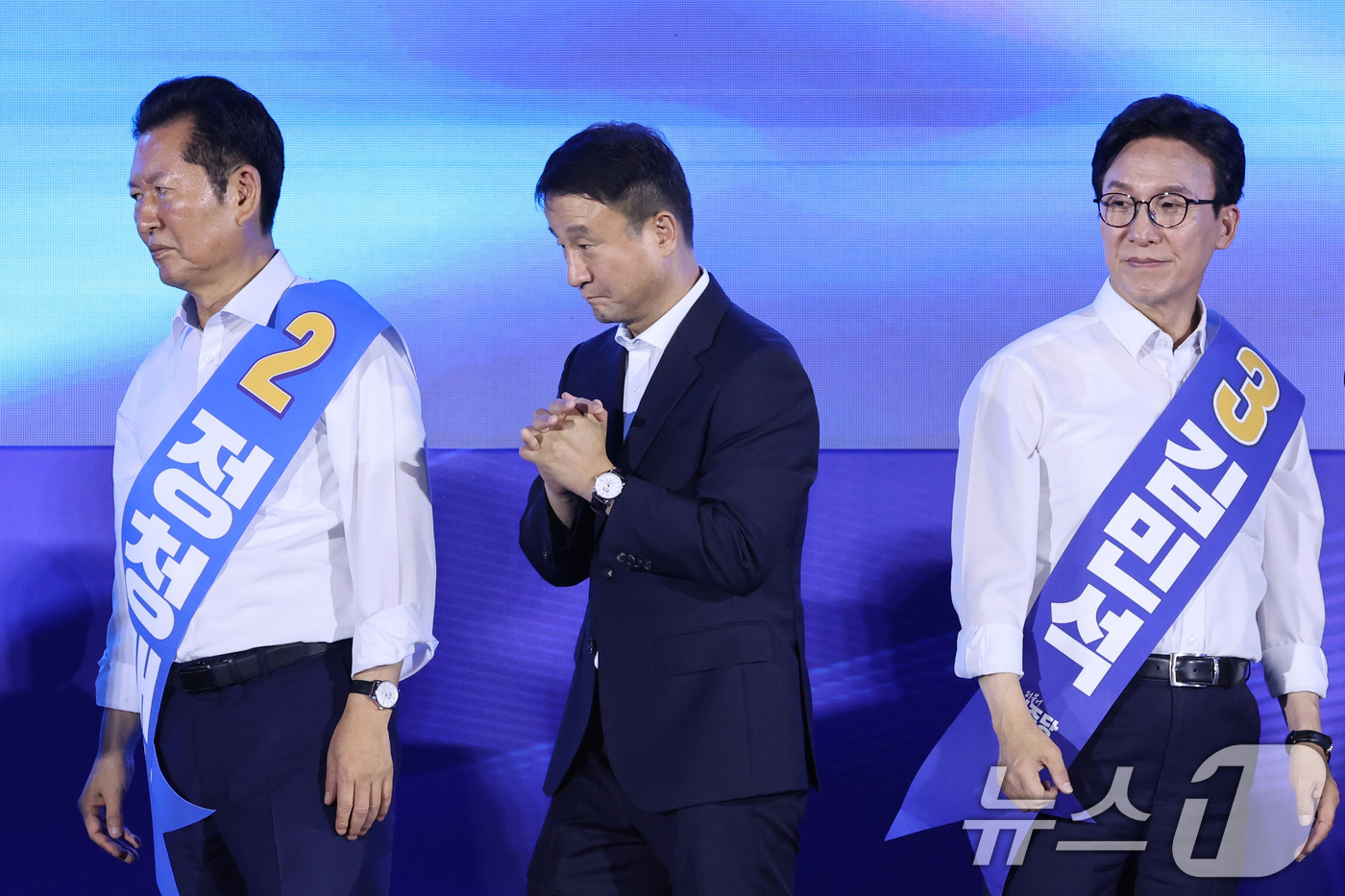 (고양=뉴스1) 신웅수 기자 = 한병도 더불어민주당 당대표 직무대행 겸 원내대표(가운데)와 정청래(왼쪽), 김민석 당대표 후보가 16일 경기 고양시 킨텍스에서 열린 더불어민주당 당 …