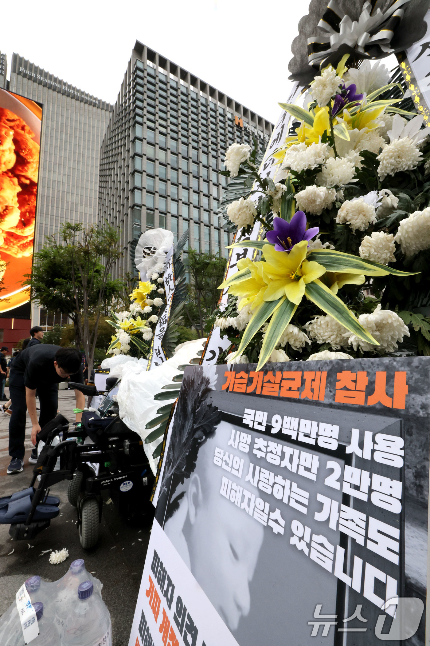 (서울=뉴스1) 이광호 기자 = 전국가습기살균제참사피해자연대가 16일 서울 광화문광장에서 고(故) 서영철 전국가습기살균제참사피해자연대 대표의 빈소 마련을 위해 천막 설치를 시도하며 …