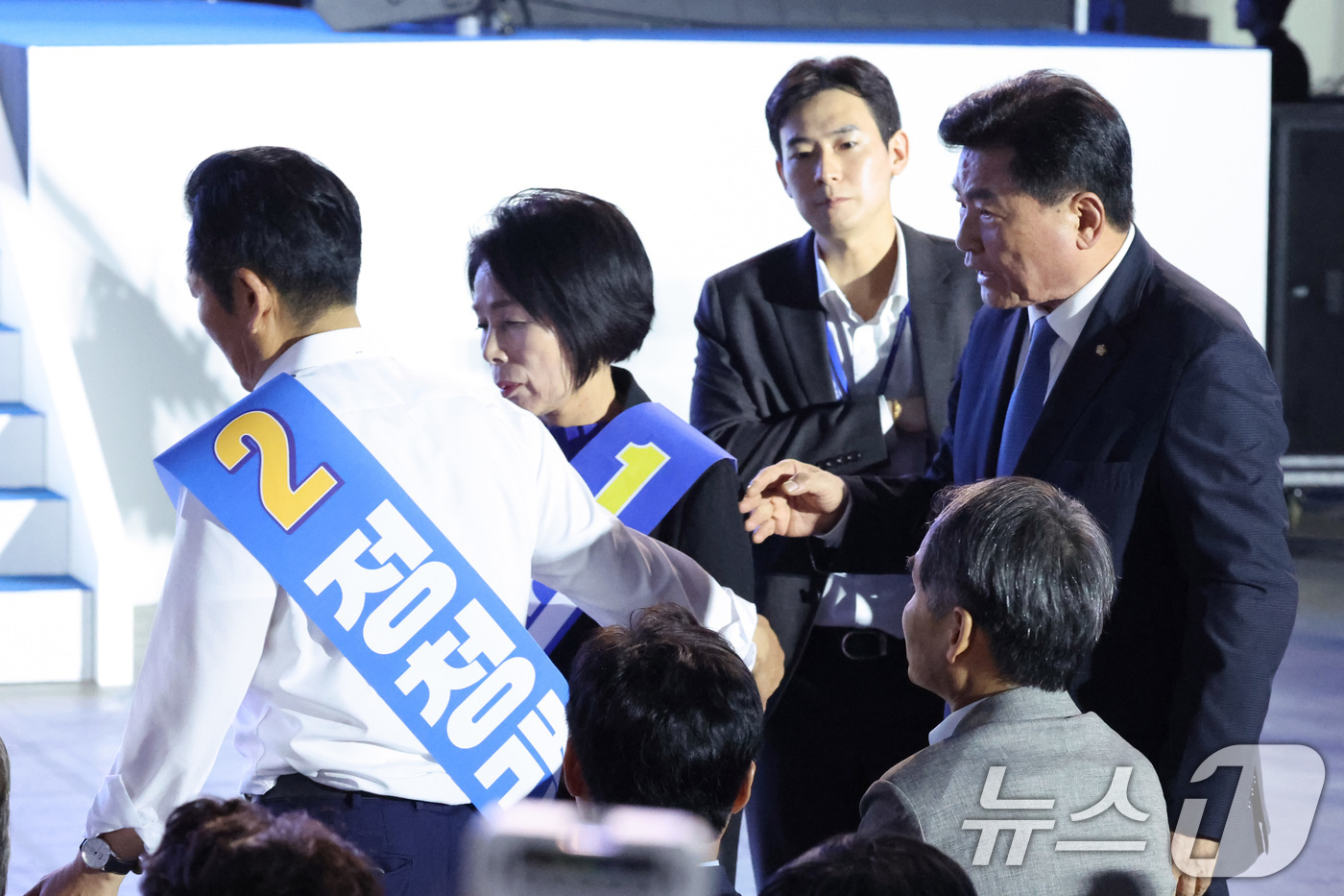 (고양=뉴스1) 신웅수 기자 = 정청래 더불어민주당 당대표 후보가 16일 경기 고양시 킨텍스에서 열린 더불어민주당 당대표·최고위원 선출을 위한 서울 지역 순회경선 합동연설회에서 소 …