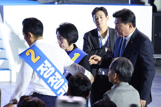 최민희 자리 안내하는 정청래