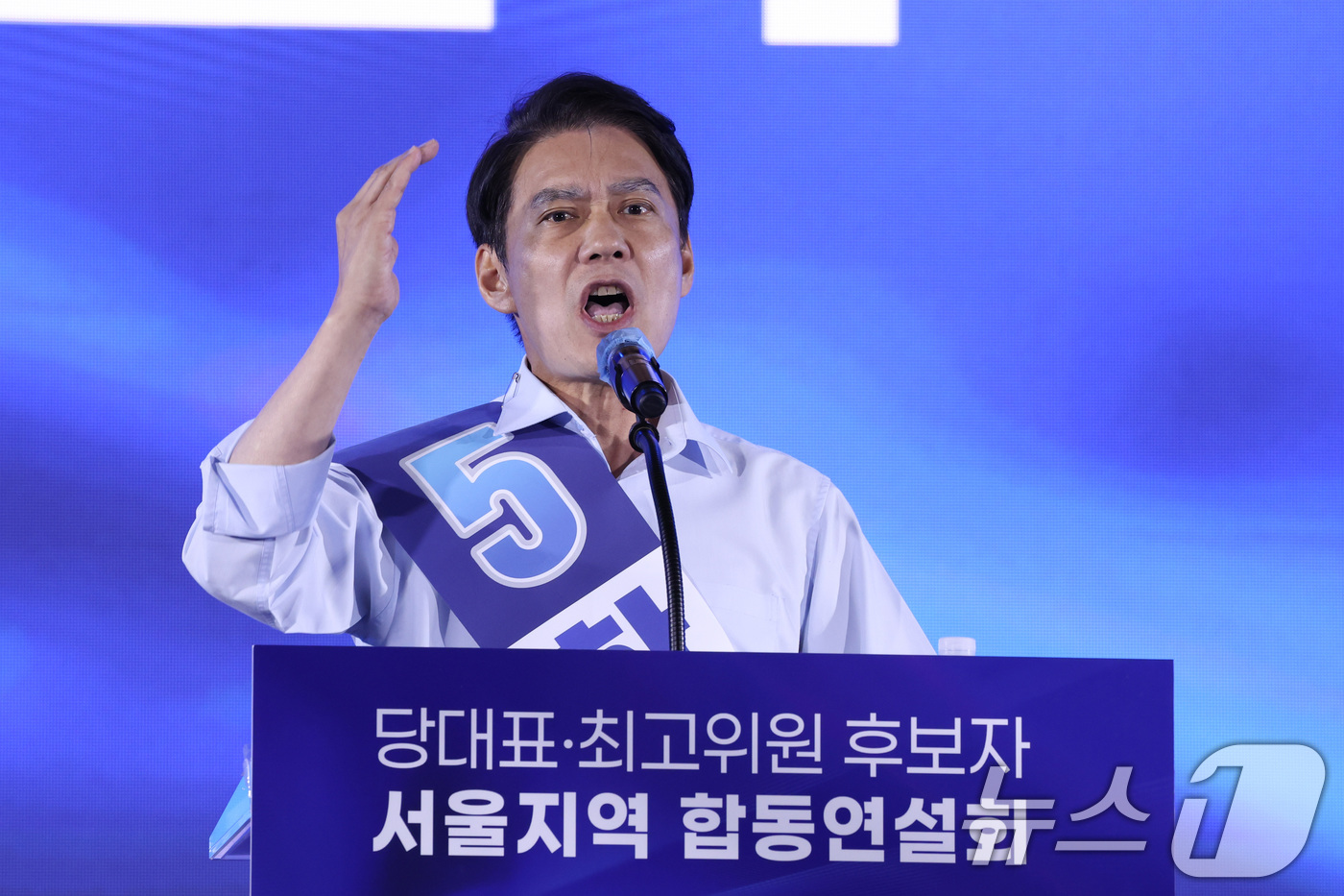 (고양=뉴스1) 신웅수 기자 = 한민수 더불어민주당 최고위원 후보가 16일 경기 고양시 킨텍스에서 열린 더불어민주당 당대표·최고위원 선출을 위한 서울 지역 순회경선 합동연설회에서 …