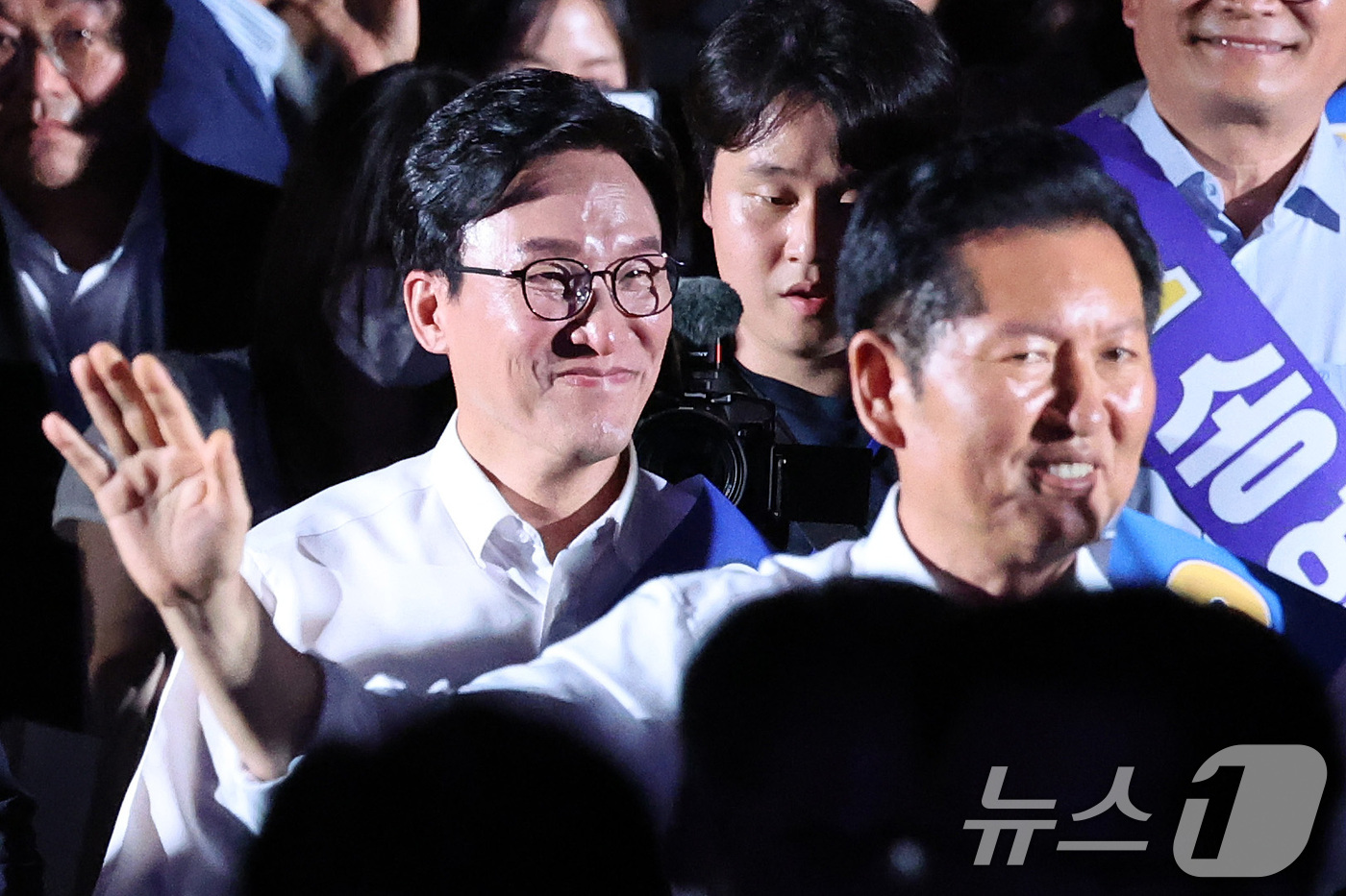 (고양=뉴스1) 신웅수 기자 = 김민석(왼쪽), 정청래 더불어민주당 당대표 후보가 16일 경기 고양시 킨텍스에서 열린 더불어민주당 당대표·최고위원 선출을 위한 서울 지역 순회경선 …
