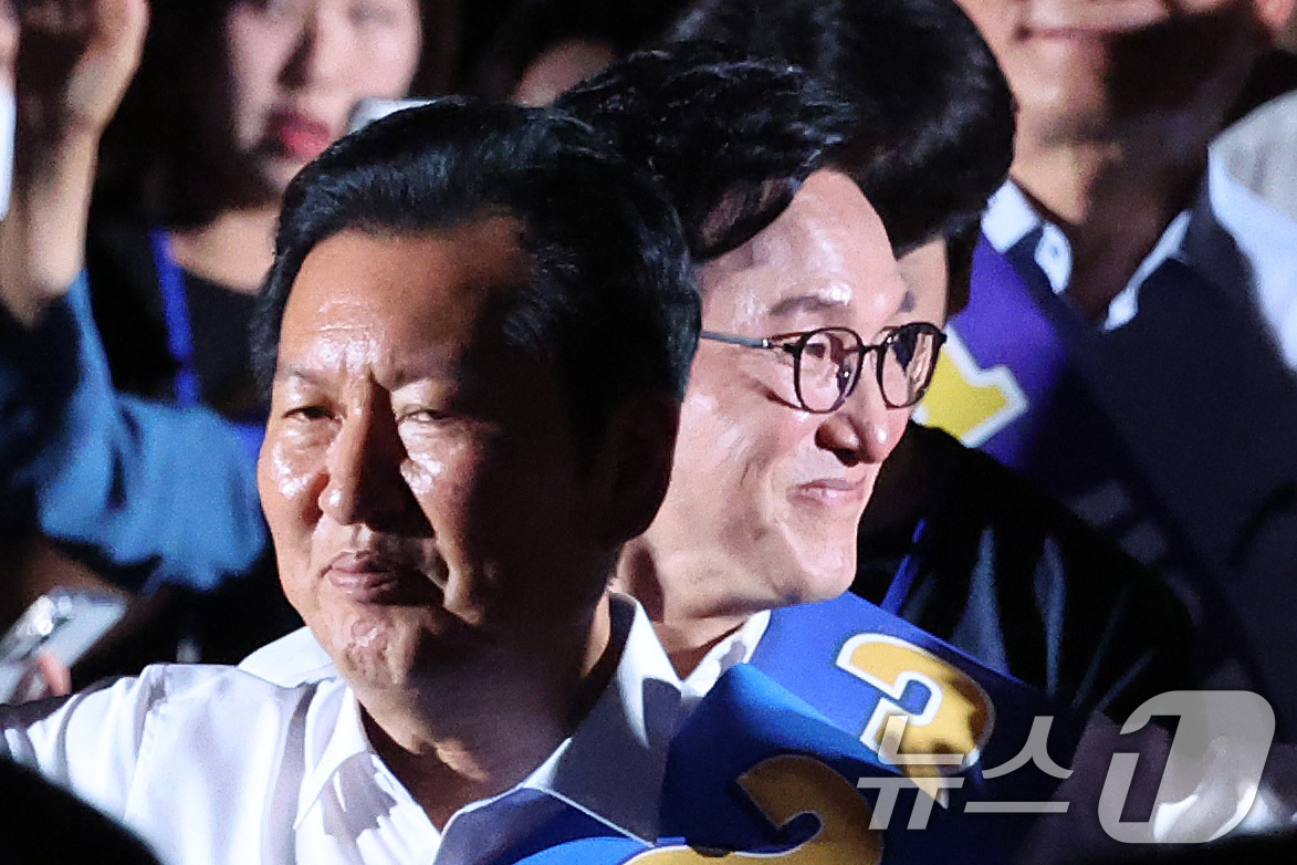 (고양=뉴스1) 신웅수 기자 = 정청래(왼쪽), 김민석 더불어민주당 당대표 후보가 16일 경기 고양시 킨텍스에서 열린 더불어민주당 당대표·최고위원 선출을 위한 서울 지역 순회경선 …