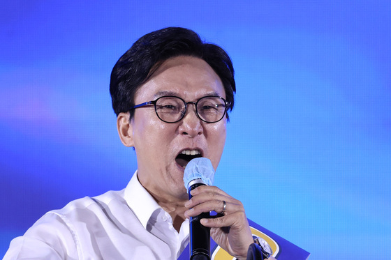 김민석, '탁자 위 신발' 논란에 "피 안 통해 스트레칭한 것"
