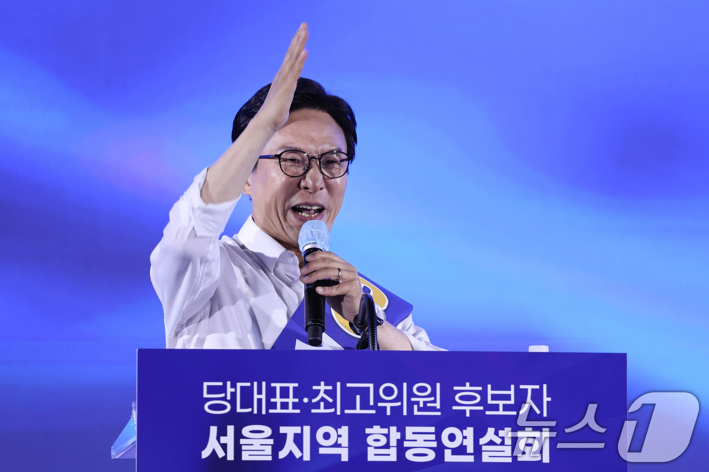 (고양=뉴스1) 신웅수 기자 = 김민석 더불어민주당 당대표 후보가 16일 경기 고양시 킨텍스에서 열린 더불어민주당 당대표·최고위원 선출을 위한 서울 지역 순회경선 합동연설회에서 정 …