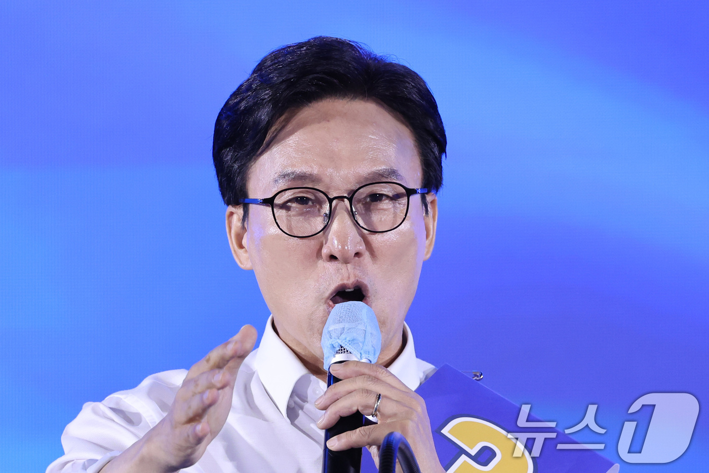 (고양=뉴스1) 신웅수 기자 = 김민석 더불어민주당 당대표 후보가 16일 경기 고양시 킨텍스에서 열린 더불어민주당 당대표·최고위원 선출을 위한 서울 지역 순회경선 합동연설회에서 정 …