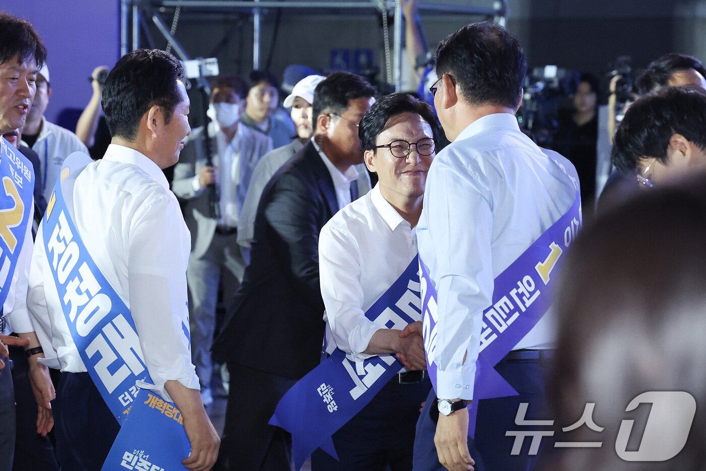 본문 이미지 - 정청래, 김민석, 송영길 더불어민주당 당대표 후보가 16일 경기 고양시 킨텍스에서 열린 더불어민주당 당대표·최고위원 선출을 위한 서울 지역 순회경선 합동연설회에서 인사하고 있다. 2026.8.16 ⓒ 뉴스1 신웅수 기자