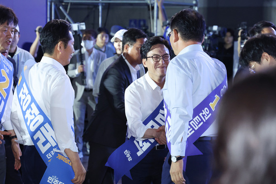 인사하는 민주당 당권 주자들