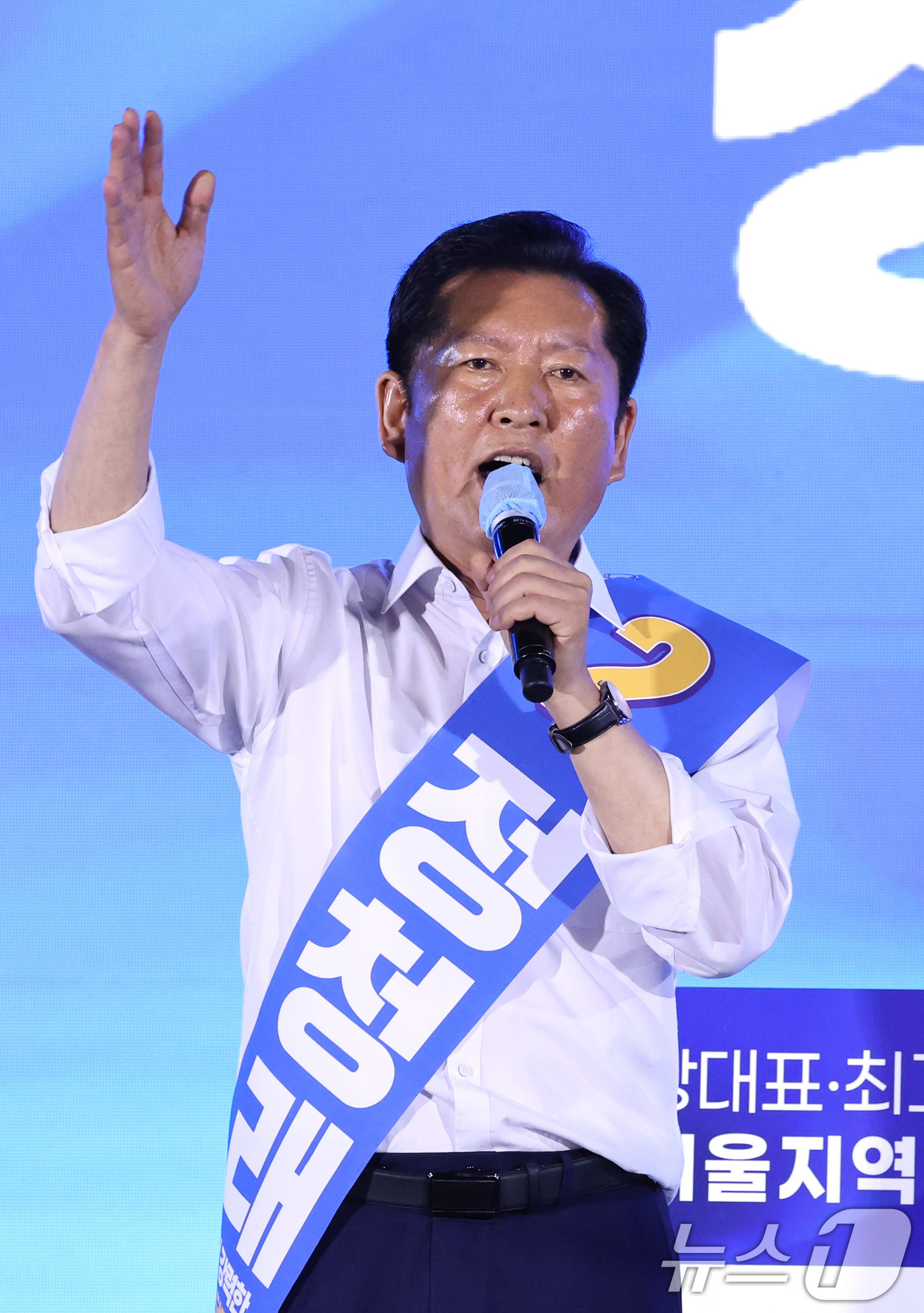 (고양=뉴스1) 신웅수 기자 = 정청래 더불어민주당 당대표 후보가 16일 경기 고양시 킨텍스에서 열린 더불어민주당 당대표·최고위원 선출을 위한 서울 지역 순회경선 합동연설회에서 정 …