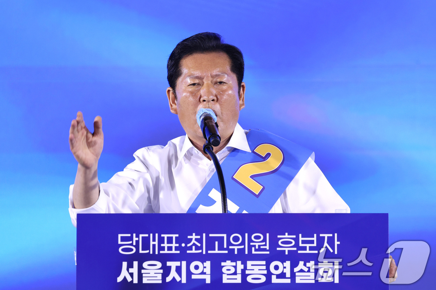 (고양=뉴스1) 신웅수 기자 = 정청래 더불어민주당 당대표 후보가 16일 경기 고양시 킨텍스에서 열린 더불어민주당 당대표·최고위원 선출을 위한 서울 지역 순회경선 합동연설회에서 지 …