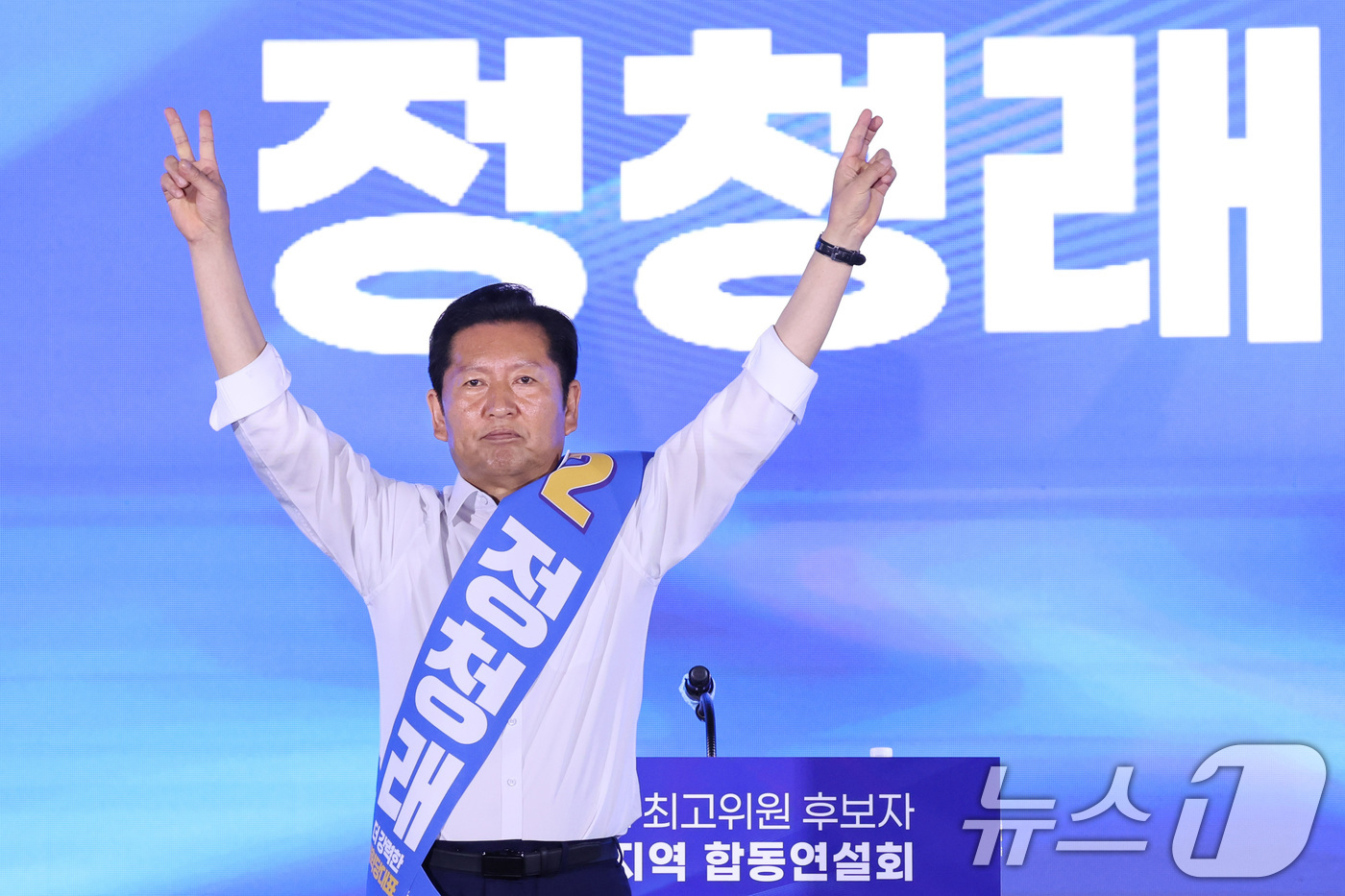 (고양=뉴스1) 신웅수 기자 = 정청래 더불어민주당 당대표 후보가 16일 경기 고양시 킨텍스에서 열린 더불어민주당 당대표·최고위원 선출을 위한 서울 지역 순회경선 합동연설회에서 당 …