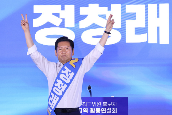 당원들에게 인사하는 정청래