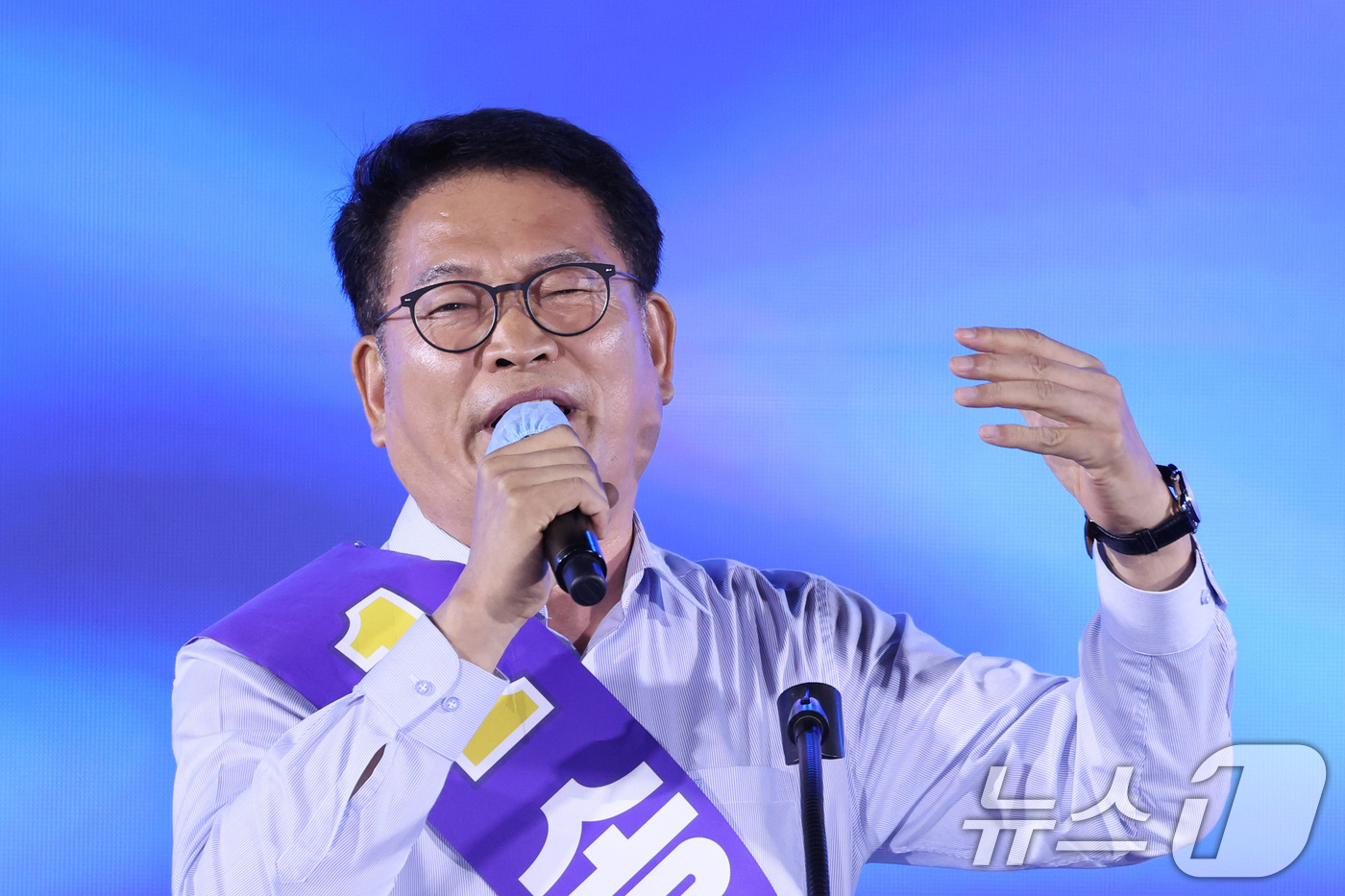 (고양=뉴스1) 신웅수 기자 = 송영길 더불어민주당 당대표 후보가 16일 경기 고양시 킨텍스에서 열린 더불어민주당 당대표·최고위원 선출을 위한 서울 지역 순회경선 합동연설회에서 정 …