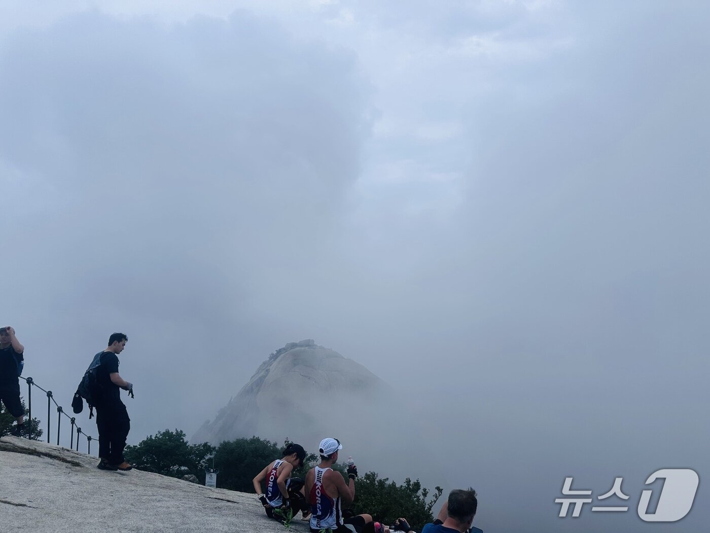 본문 이미지 - 북한산 백운대에서 본 인수봉 2026.8.15 ⓒ 이상휼 기자