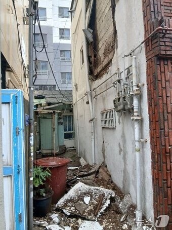 본문 이미지 - 16일 오후 부산 영도구 대교동1가에서 건물 외벽의 외장재가 떨어진 사고 현장.(부산소방재난본부 제공. 재판매 및 DB금지)