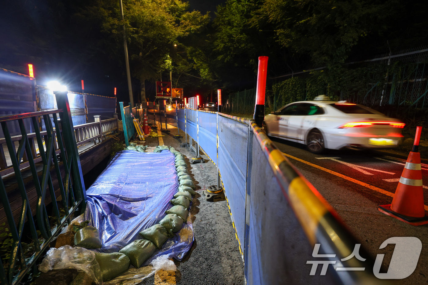 (서울=뉴스1) 안은나 기자 = 16일 서울 종로구 삼청공원 옆 삼청로가 지반 침하 우려로 통제되고 있다. 소방당국과 경찰은 자세한 원인을 조사 중이다. 2026.8.16/뉴스1