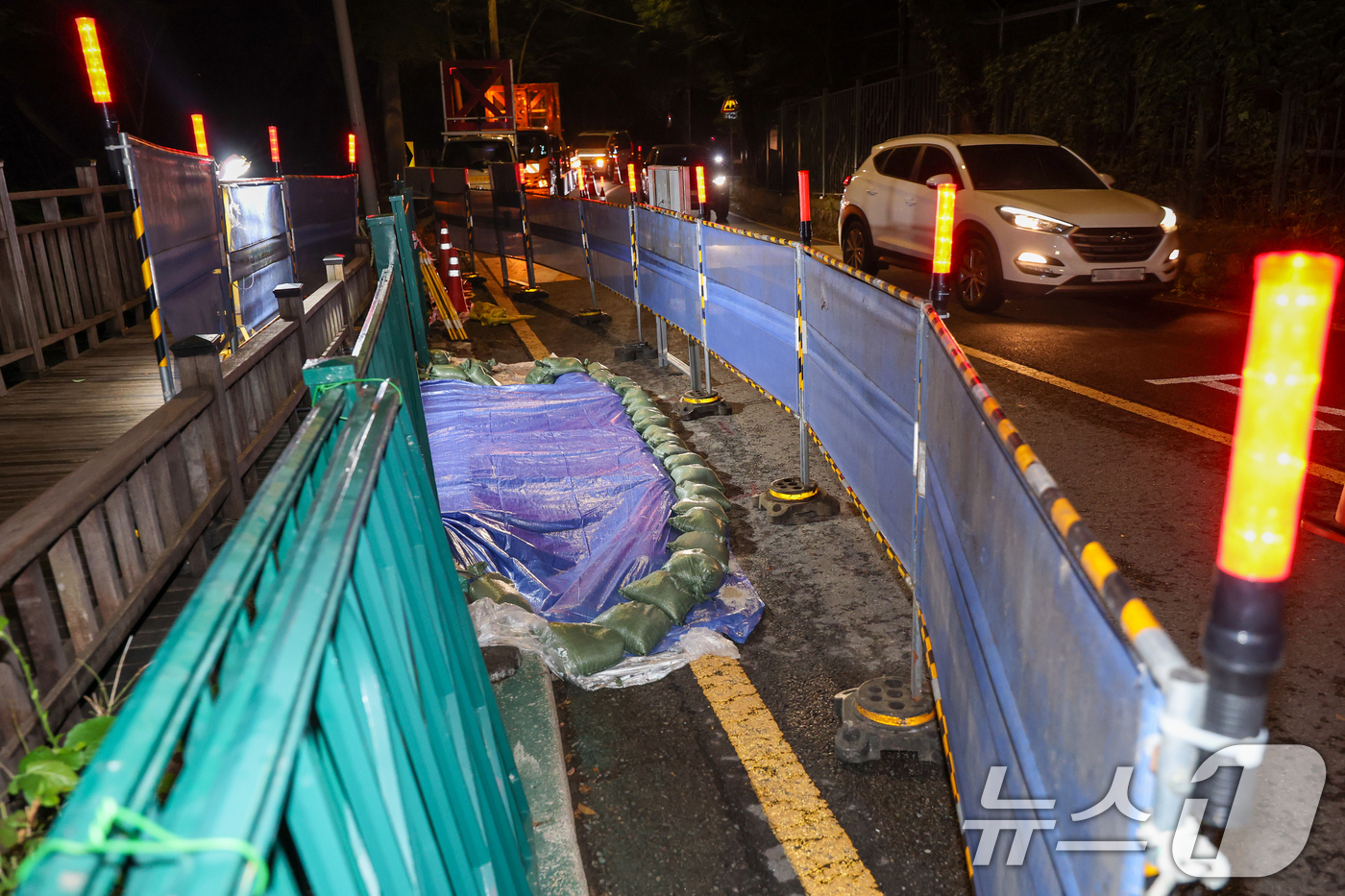 (서울=뉴스1) 안은나 기자 = 16일 서울 종로구 삼청공원 입구 교차로에서 삼청터널 남측 방향 삼청로가 지반 침하 우려로 통제되고 있다. 소방당국과 경찰은 자세한 침하 원인을 조 …