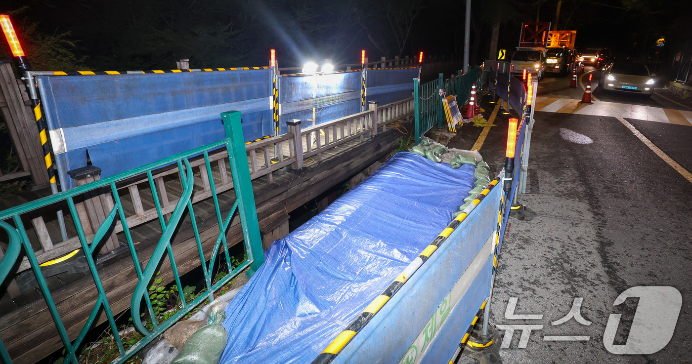 (서울=뉴스1) 안은나 기자 = 16일 서울 종로구 삼청공원 입구 교차로에서 삼청터널 남측 방향 삼청로가 지반 침하 우려로 통제되고 있다. 소방당국과 경찰은 자세한 침하 원인을 조 …