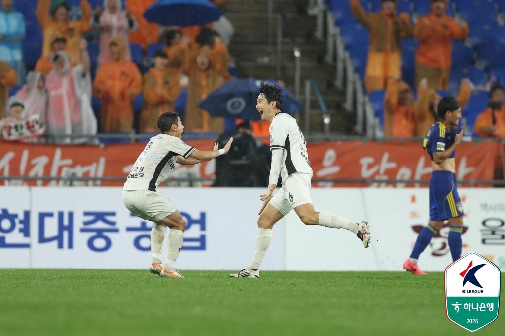 본문 이미지 - 울산 HD 원정 경기에서 결승골을 넣은 강원FC 김대원. (한국프로축구연맹 제공)
