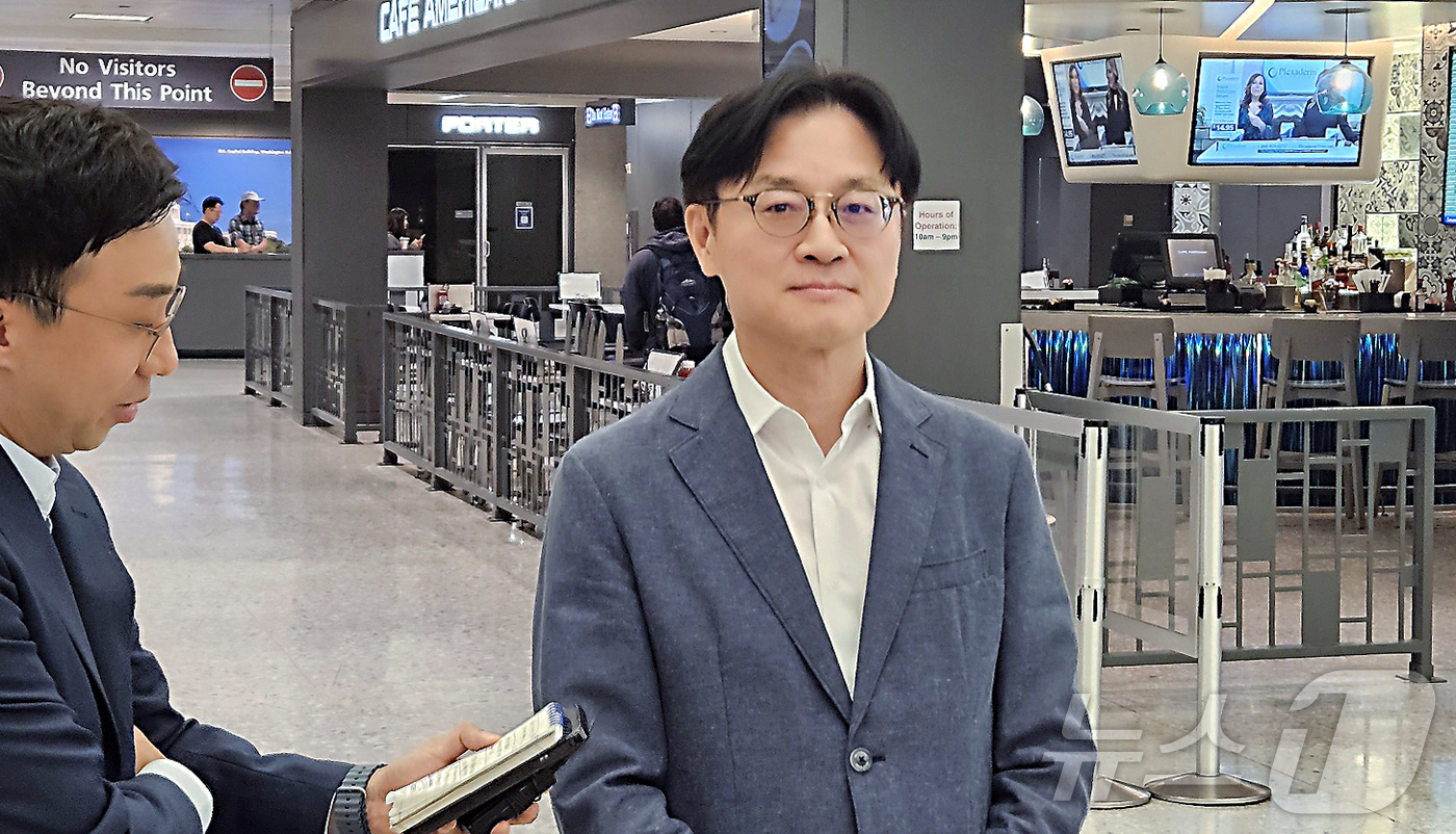 (워싱턴=뉴스1) 이훈철 특파원 = 김정관 산업통상부 장관이 16일(현지 시각) 워싱턴 덜레스 국제공항을 통해 입국해 취재진의 질문을 받고 있다.김 장관은 예정에 없이 미국을 방문 …
