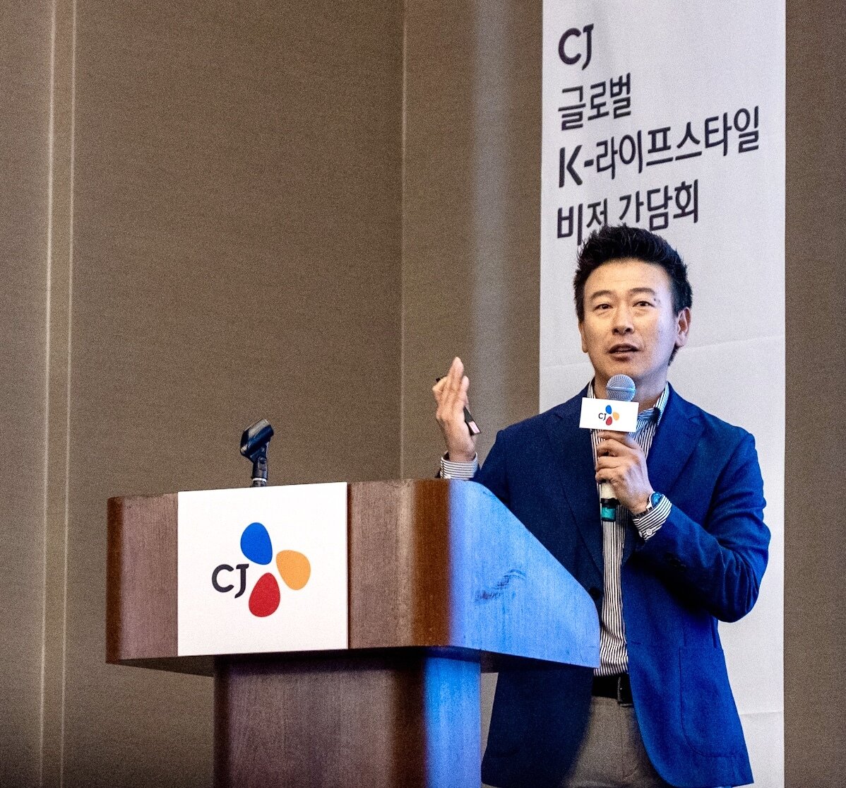 본문 이미지 - 김진식 CJ미주법인 대표가 미국 캘리포니아에서 열린 CJ 글로벌 K-라이프스타일 비전 간담회에서 발언을 하고 있다.(CJ그룹 제공) 