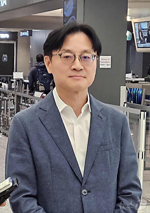 (워싱턴=뉴스1) 이훈철 특파원 = 김정관 산업통상부 장관이 16일(현지 시각) 워싱턴 덜레스 국제공항을 통해 입국해 취재진의 질문을 받고 있다.김 장관은 예정에 없이 미국을 방문 …