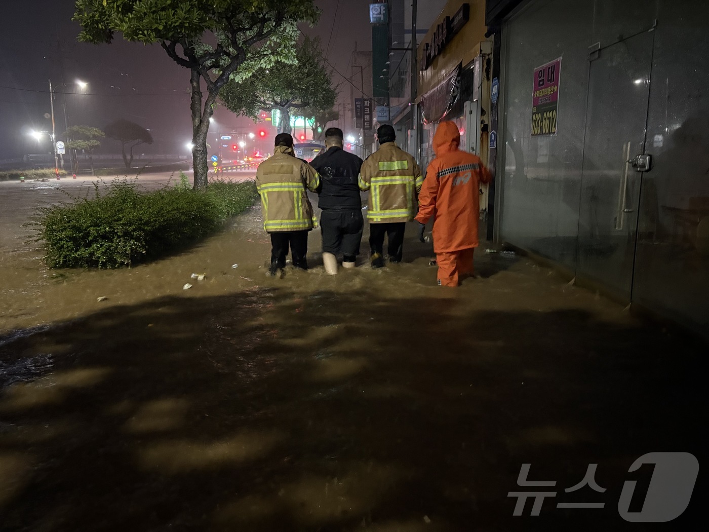 (거제=뉴스1) 이호윤 기자 = 17일 오전 경남 거제시 옥포동의 한 아파트 인근에서 산사태가 발생해 소방대원들이 구조 작업을 하고 있다. 현장에 출동한 소방 당국은 매몰된 1층에 …